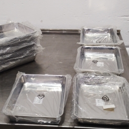 39 plats en inox (30x23x4,8)